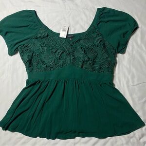 NWT Size 1 torrid emerald green lace peplum with empire waist and puff sleeves